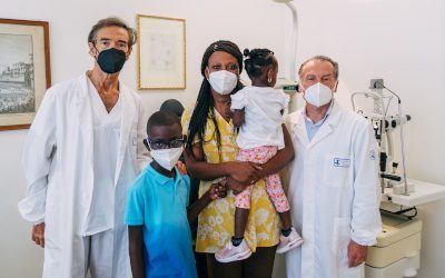 A sinistra Stanislao Rizzo, al centro i piccoli pazienti e la mamma, a destra Giancarlo Iarossi